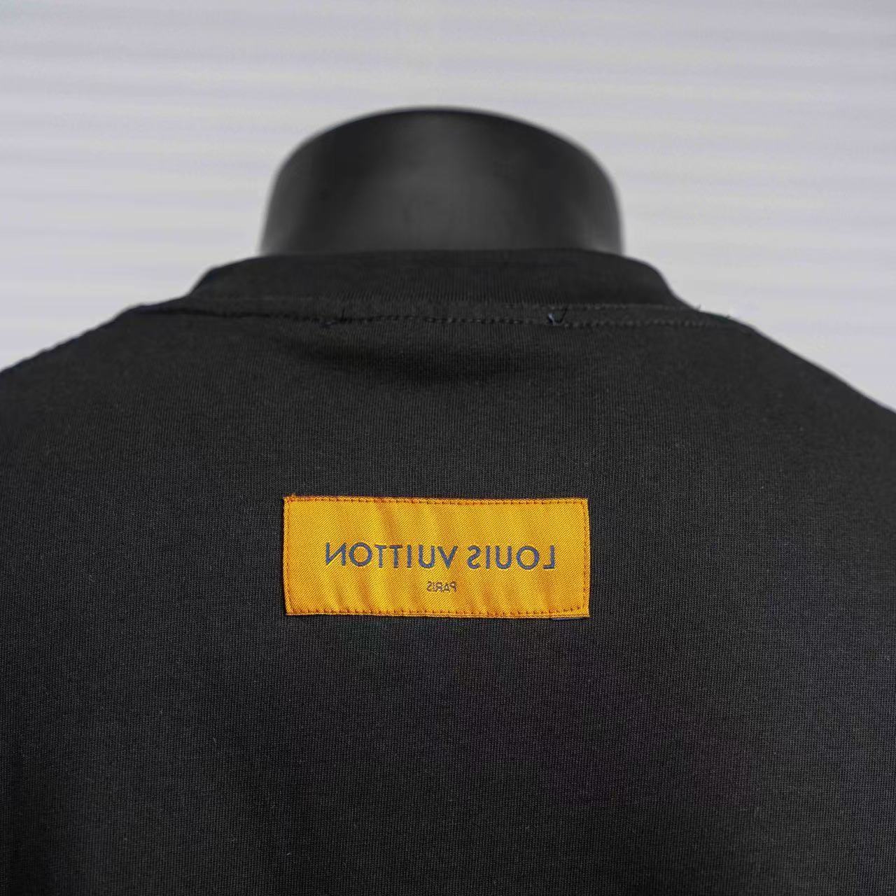 T-shirt Louis Vuitton – Sobriété Moderne & Signature Distinctive