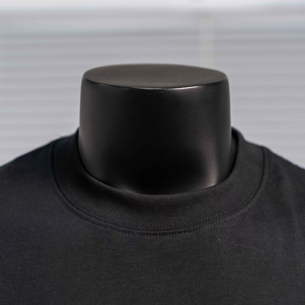 T-shirt Louis Vuitton – Sobriété Moderne & Signature Distinctive