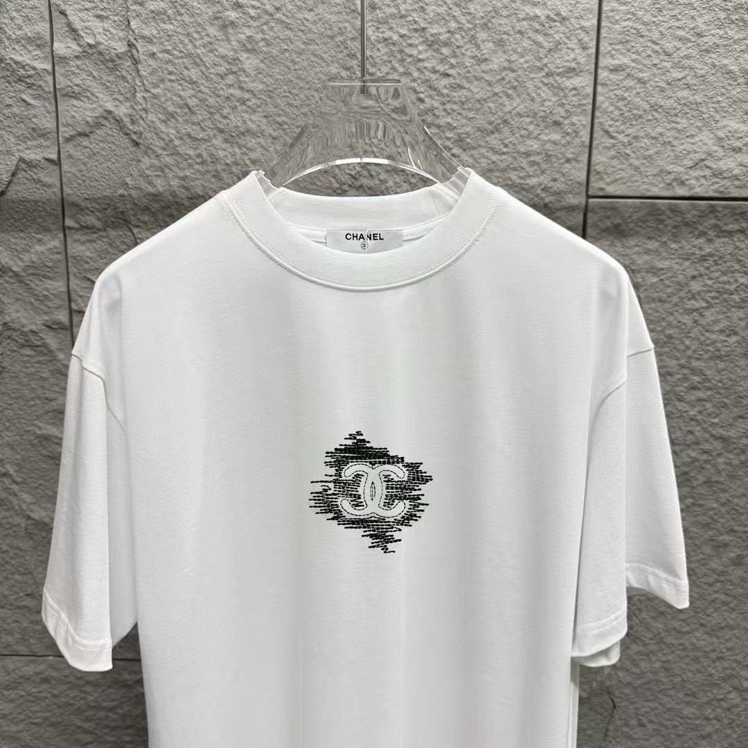 T-shirts Chanel – Minimalisme Iconique & Élégance Intemporelle