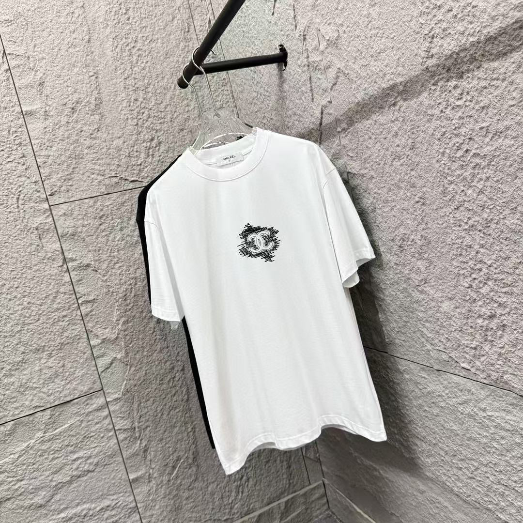 T-shirts Chanel – Minimalisme Iconique & Élégance Intemporelle