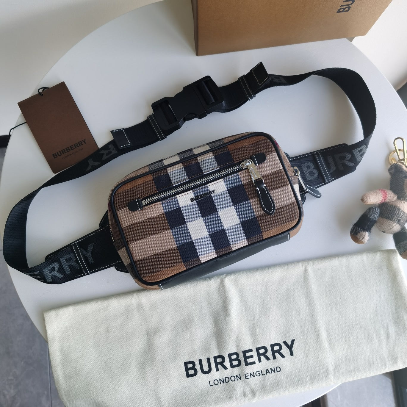 Burberry Sac Banane Burberry Check Beige et Noir avec Sangle Logo Ajustable