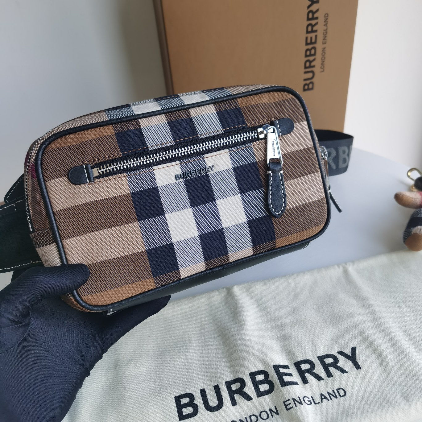 Burberry Sac Banane Burberry Check Beige et Noir avec Sangle Logo Ajustable