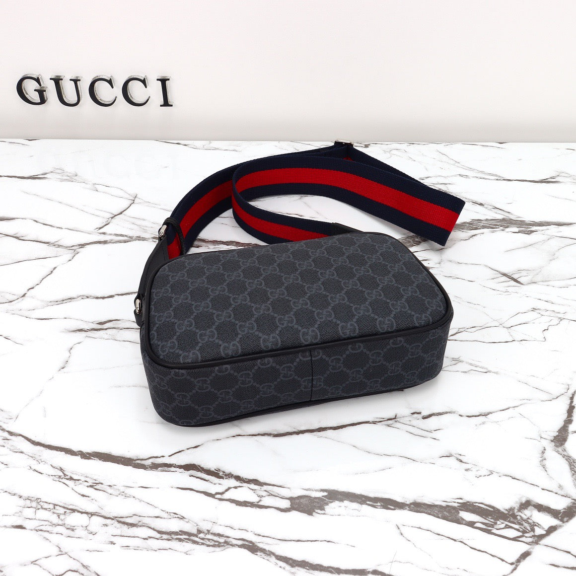 Gucci Sac Crossbody Gucci GG Supreme Noir avec Bandoulière Web Rouge et Bleu