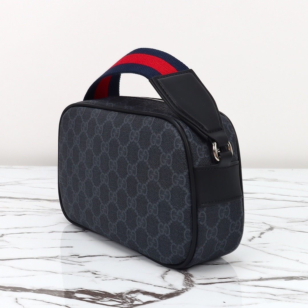Gucci Sac Crossbody Gucci GG Supreme Noir avec Bandoulière Web Rouge et Bleu