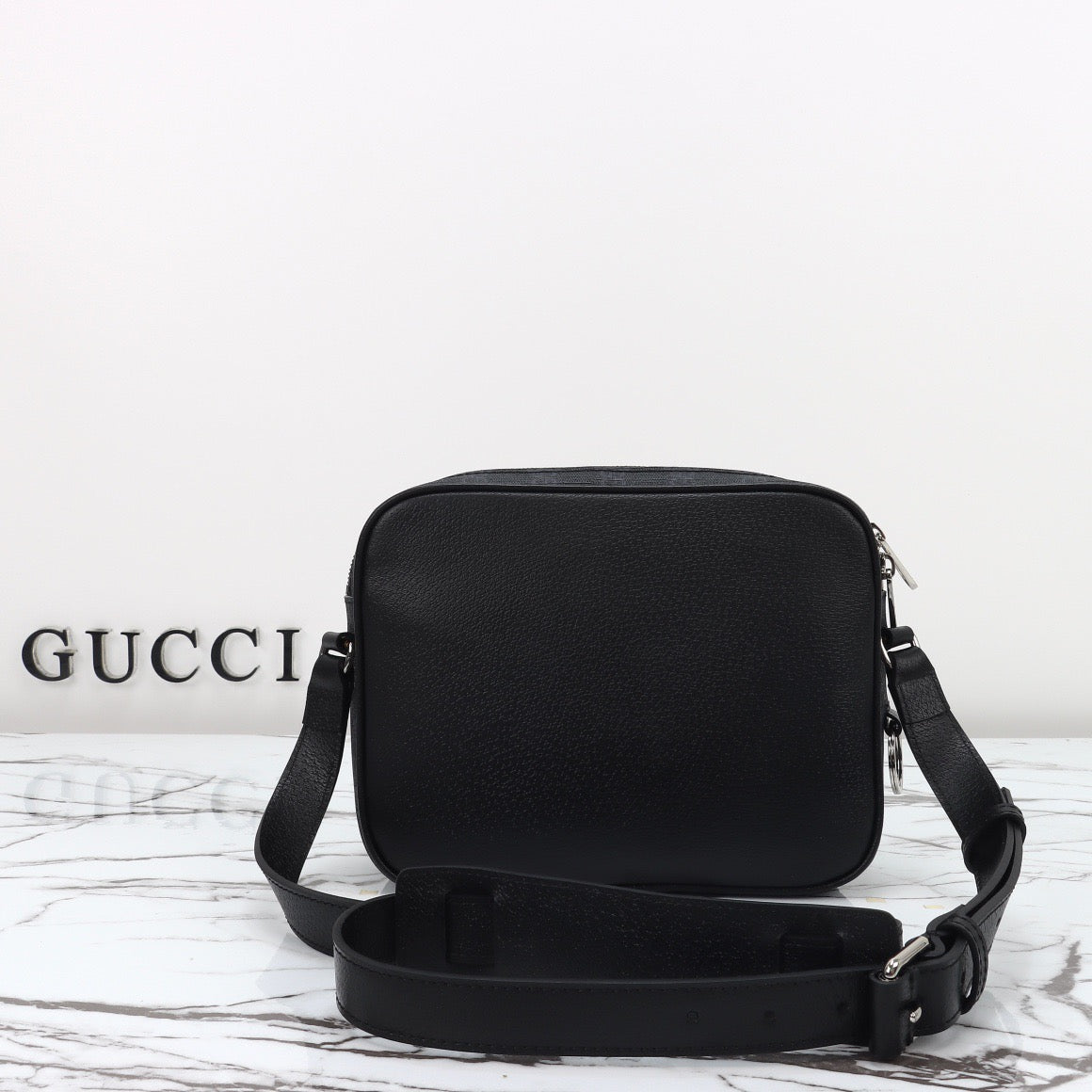 Gucci Sac Bandoulière Gucci GG Supreme Noir avec Poche Frontale Logo Gucci Milano