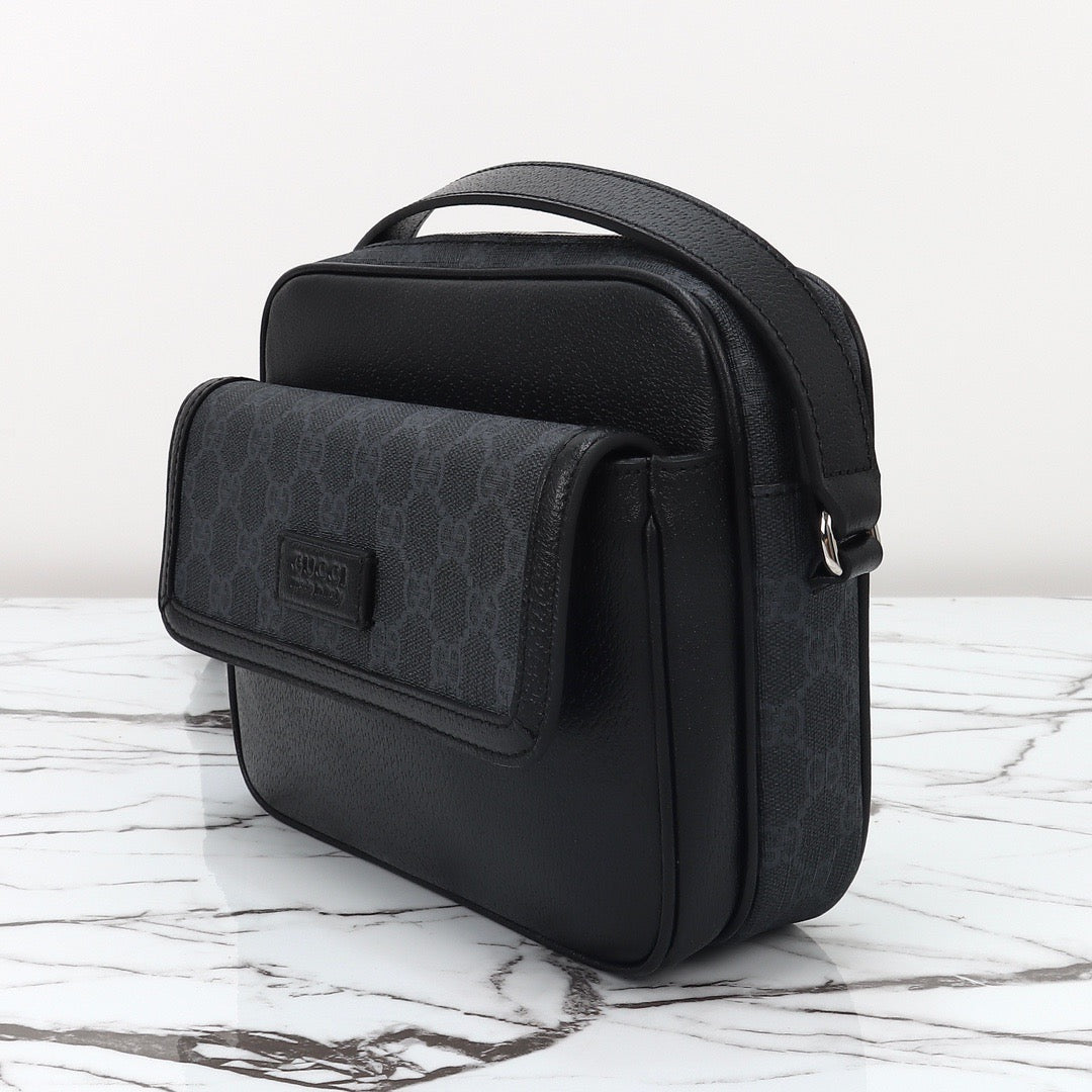 Gucci Sac Bandoulière Gucci GG Supreme Noir avec Poche Frontale Logo Gucci Milano