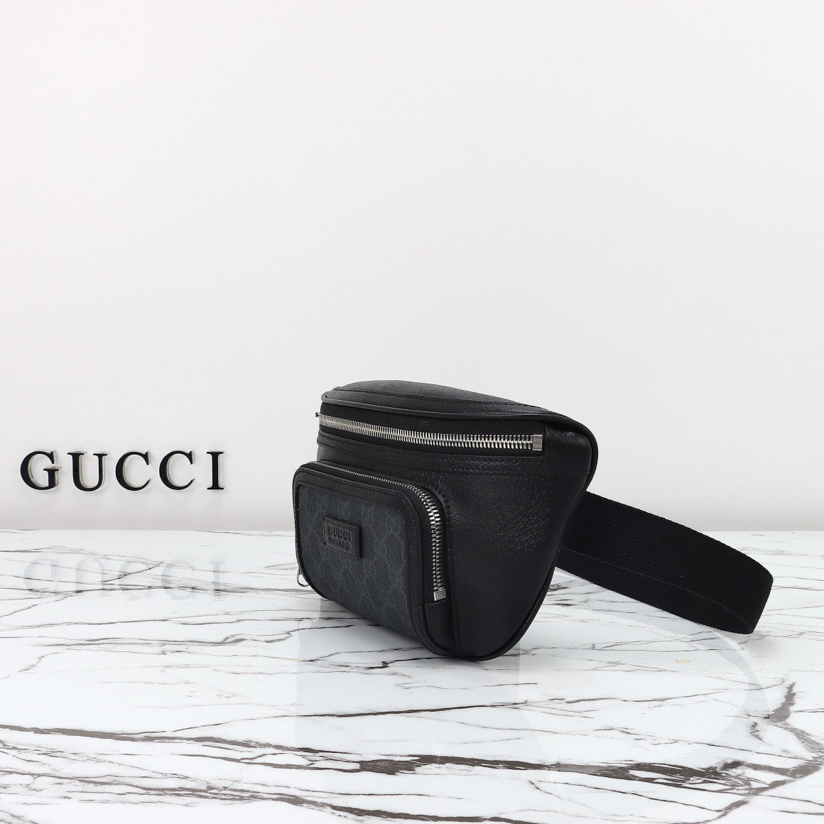 Gucci Sac Banane Gucci GG Supreme Noir avec Poche Frontale Logo Gucci Milano