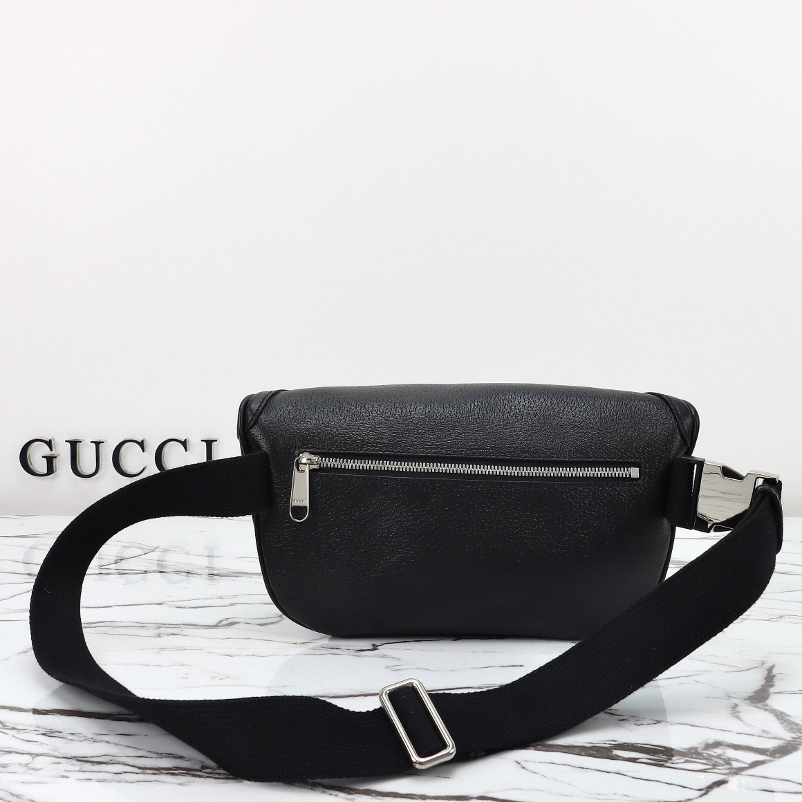 Gucci Sac Banane Gucci GG Supreme Noir avec Poche Frontale Logo Gucci Milano