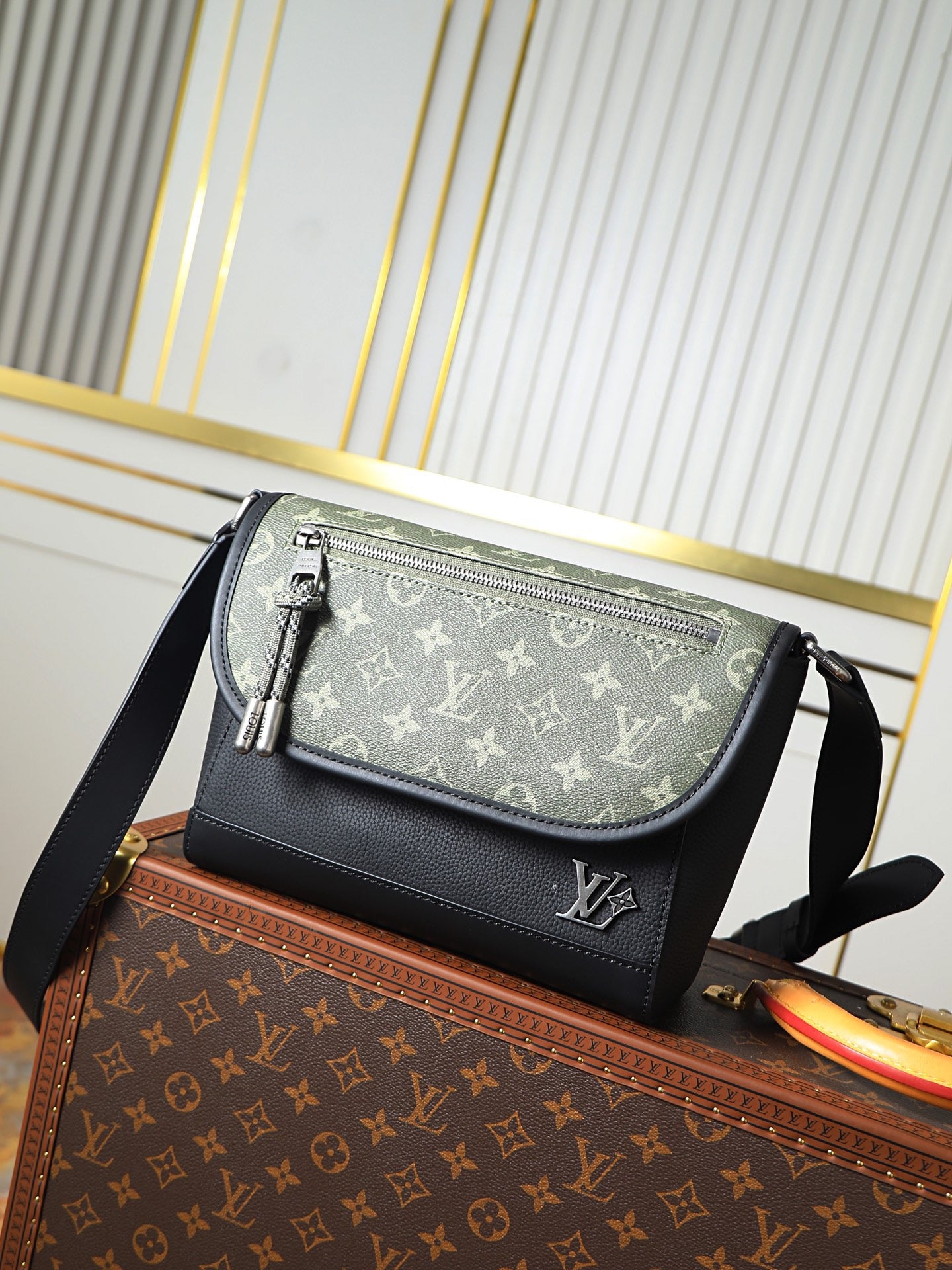 Louis Vuitton Sac Messenger Louis Vuitton Monogram Vert Olive et Noir avec Zip Frontal Métal LV