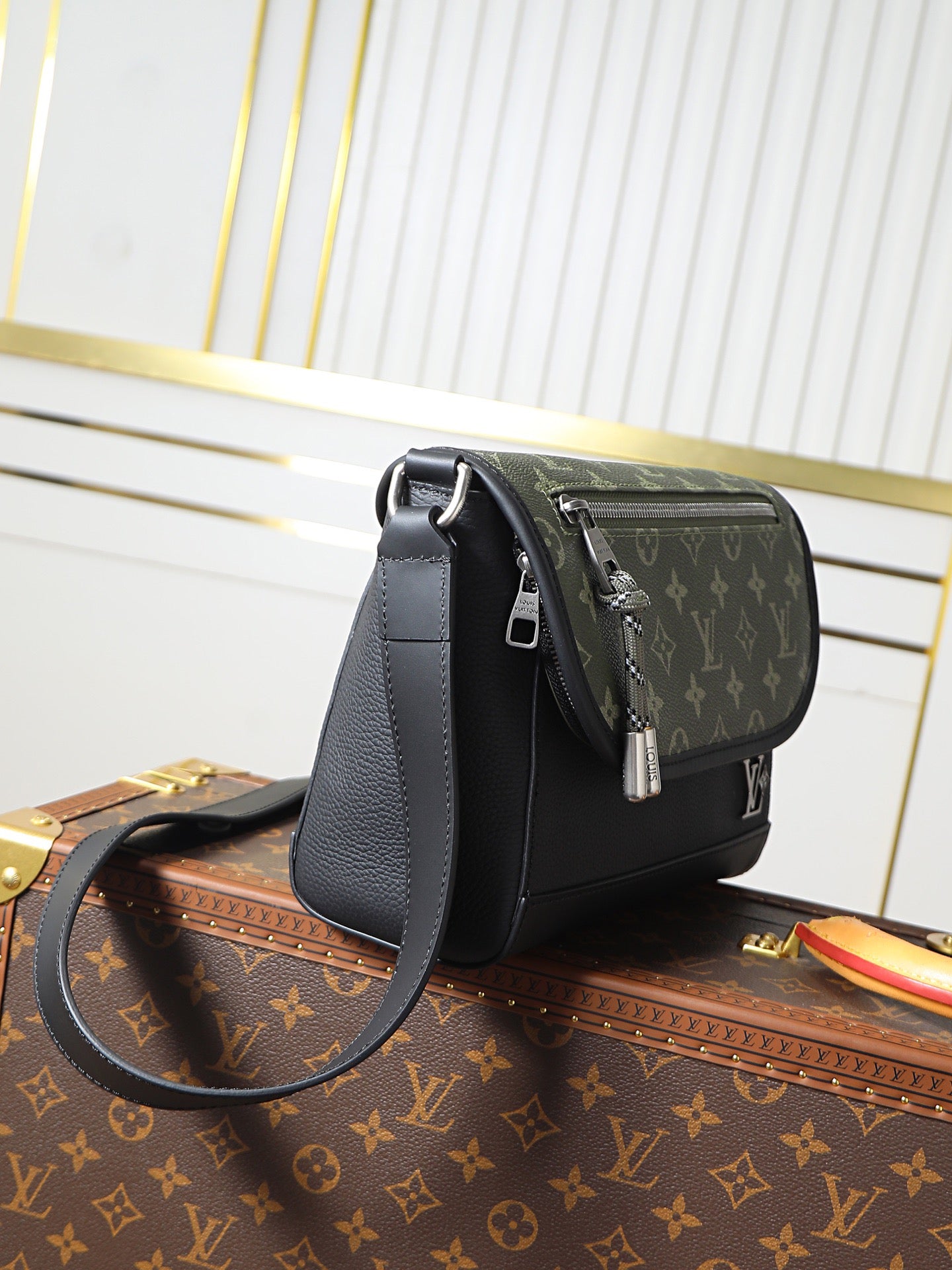 Louis Vuitton Sac Messenger Louis Vuitton Monogram Vert Olive et Noir avec Zip Frontal Métal LV