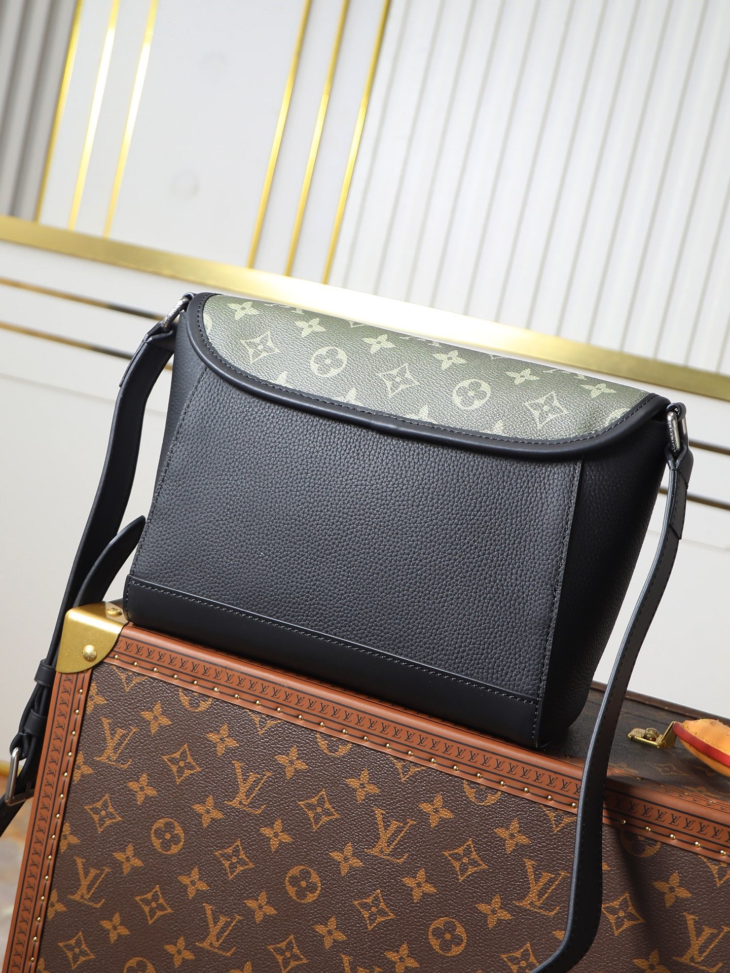 Louis Vuitton Sac Messenger Louis Vuitton Monogram Vert Olive et Noir avec Zip Frontal Métal LV