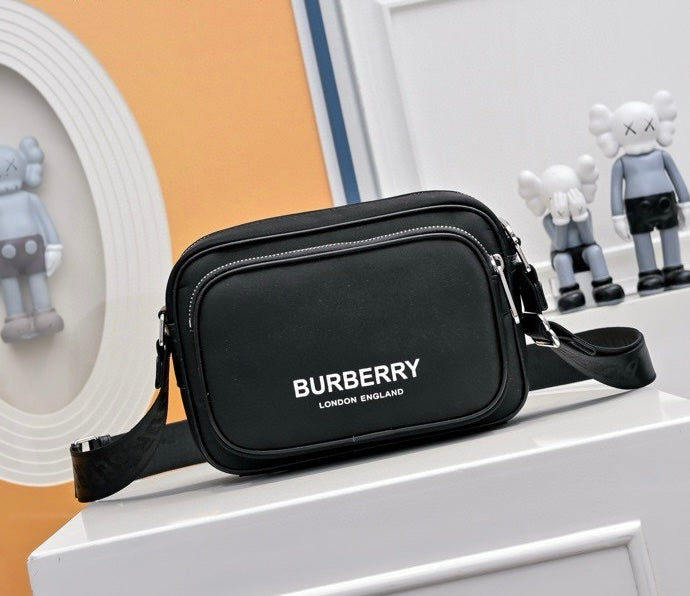 Burberry Sac Bandoulière Burberry Noir Logo London England avec Double Zip Argenté