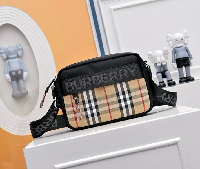 Burberry Sac Bandoulière Burberry Vintage Check Beige avec Bande Logo BURBERRY Noire et Zip Cordé Signature