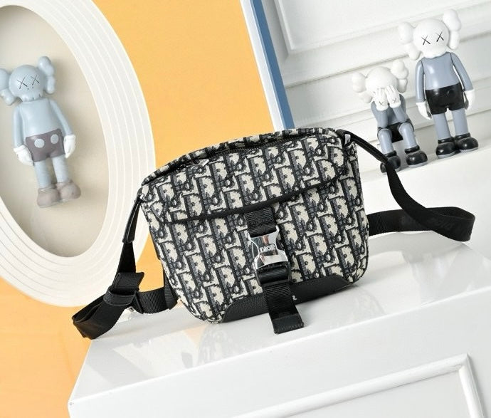 Dior Sac Banane Dior Oblique Noir avec Fermeture CD Lock Métal Argenté