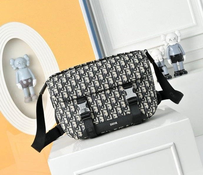 Dior Sac Messenger Dior Oblique Noir avec Double Fermeture CD Lock Argentée