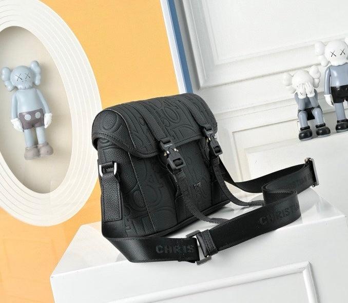 Dior Sac Messenger Dior Noir Embossé CD avec Double Fermeture CD Buckle Noir Mat
