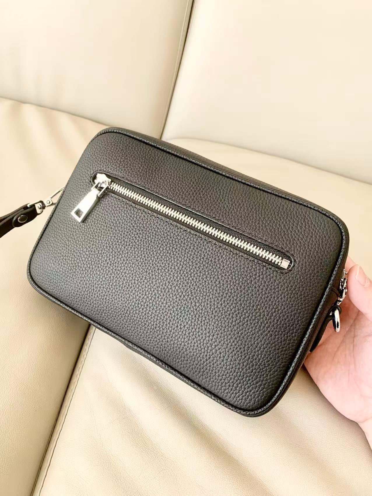 Prada Sac Bandoulière Prada Noir en Cuir Grainé avec Logo Triangle Argenté