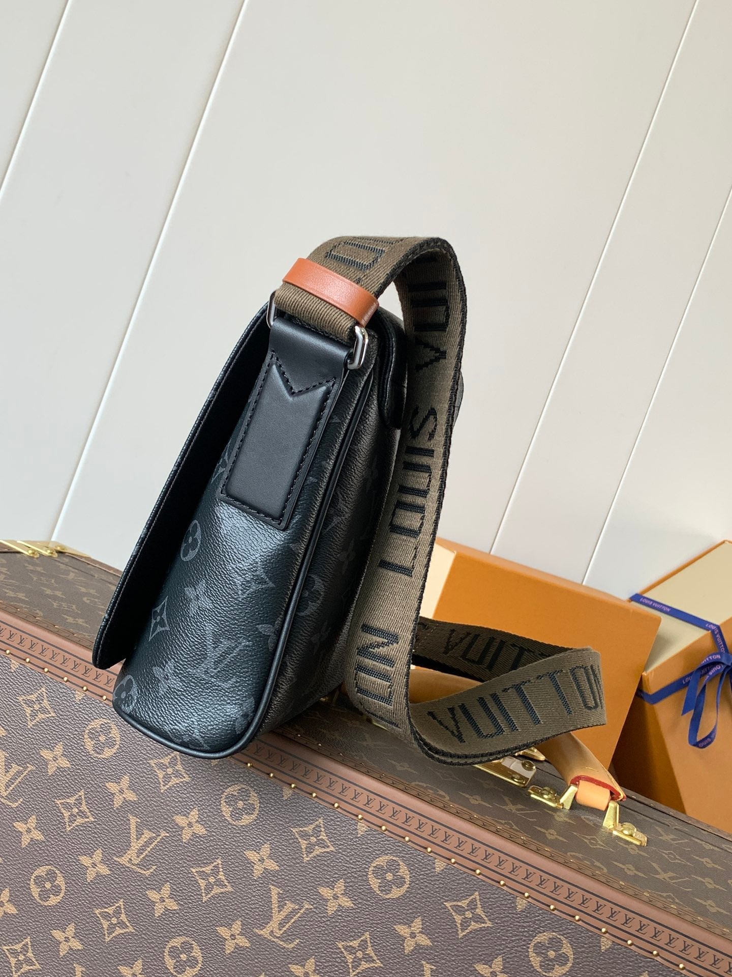 Louis Vuitton Sac Messenger Louis Vuitton Monogram Eclipse Noir à Rabat avec Bandoulière Marron et Logo LV Noir Mat