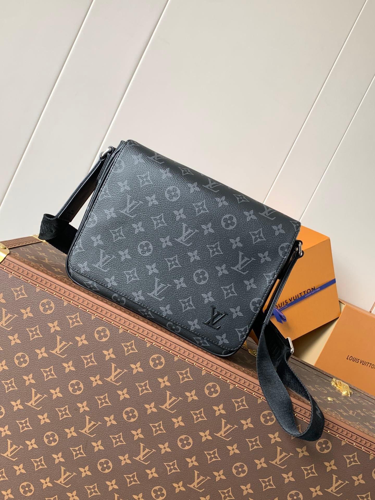 Louis Vuitton Sac Messenger Louis Vuitton Monogram Eclipse Noir à Rabat avec Bandoulière Noire et Logo LV Noir Mat