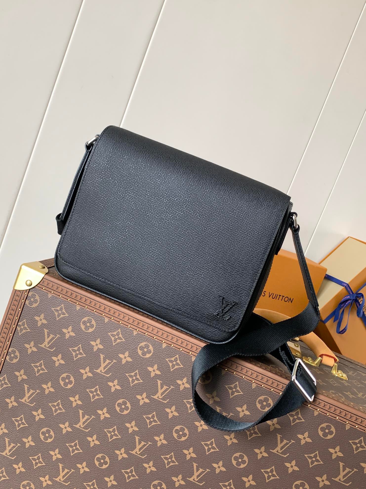Louis Vuitton Sac Messenger Louis Vuitton Noir en Cuir Taïga avec Logo LV Embossé Noir Mat