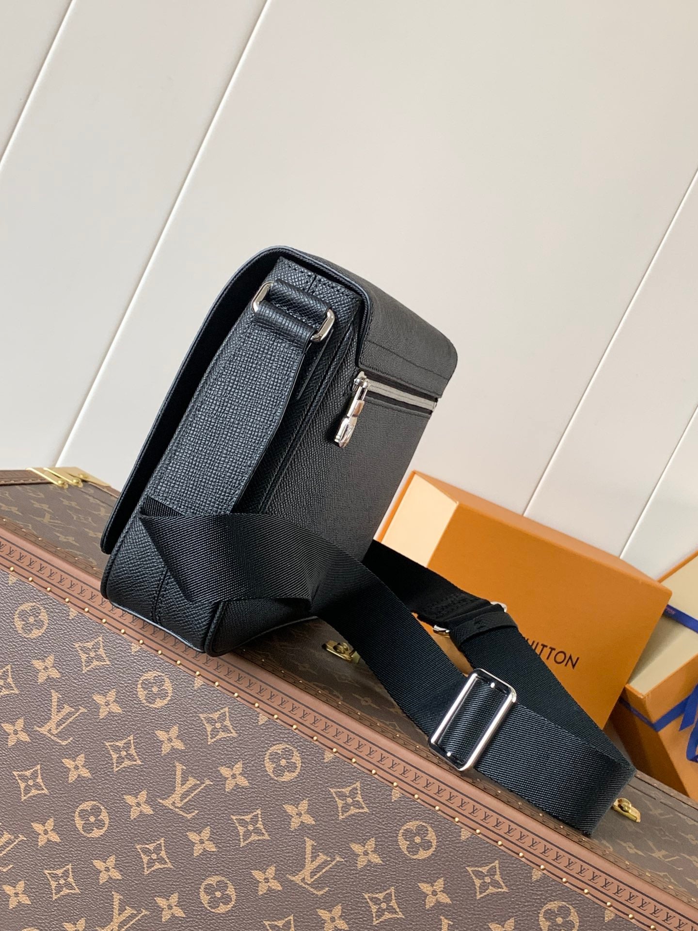 Louis Vuitton Sac Messenger Louis Vuitton Noir en Cuir Taïga avec Logo LV Embossé Noir Mat
