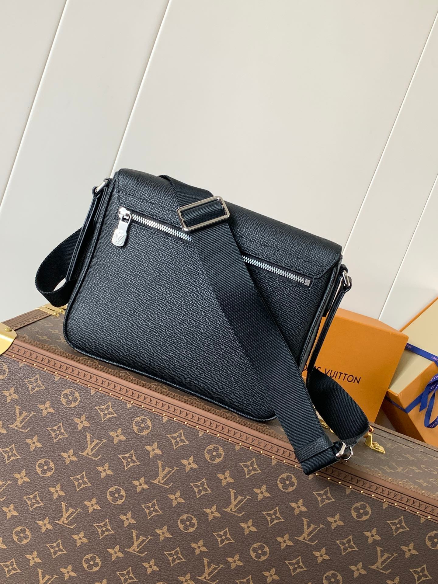 Louis Vuitton Sac Messenger Louis Vuitton Noir en Cuir Taïga avec Logo LV Embossé Noir Mat