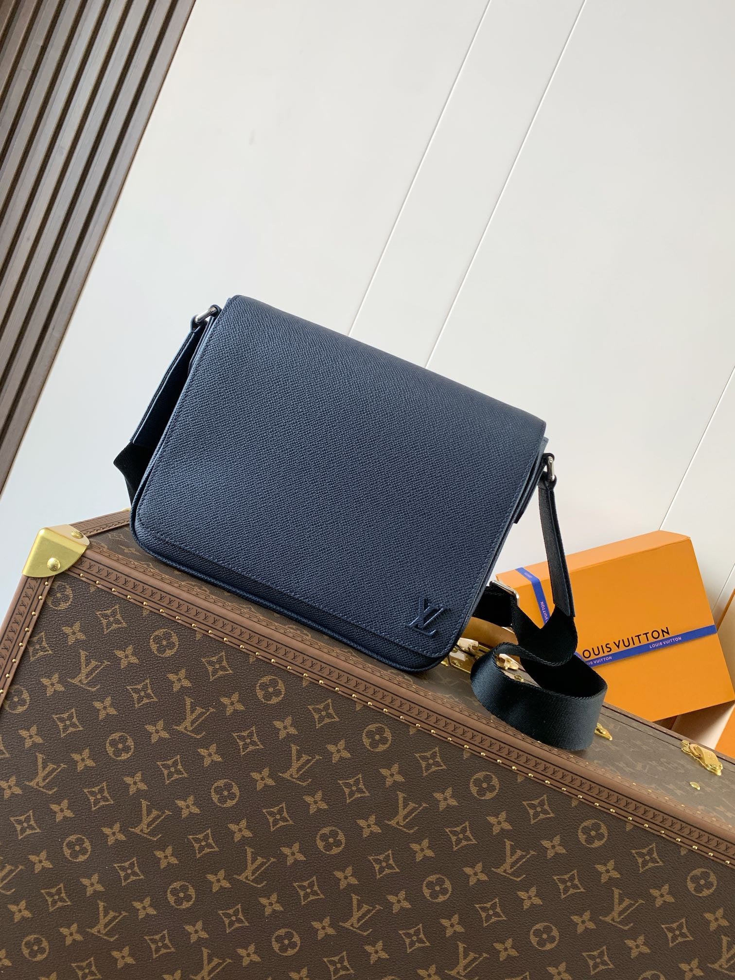 Louis Vuitton Sac Messenger Louis Vuitton Noir en Cuir Taïga avec Logo LV Embossé Noir Mat
