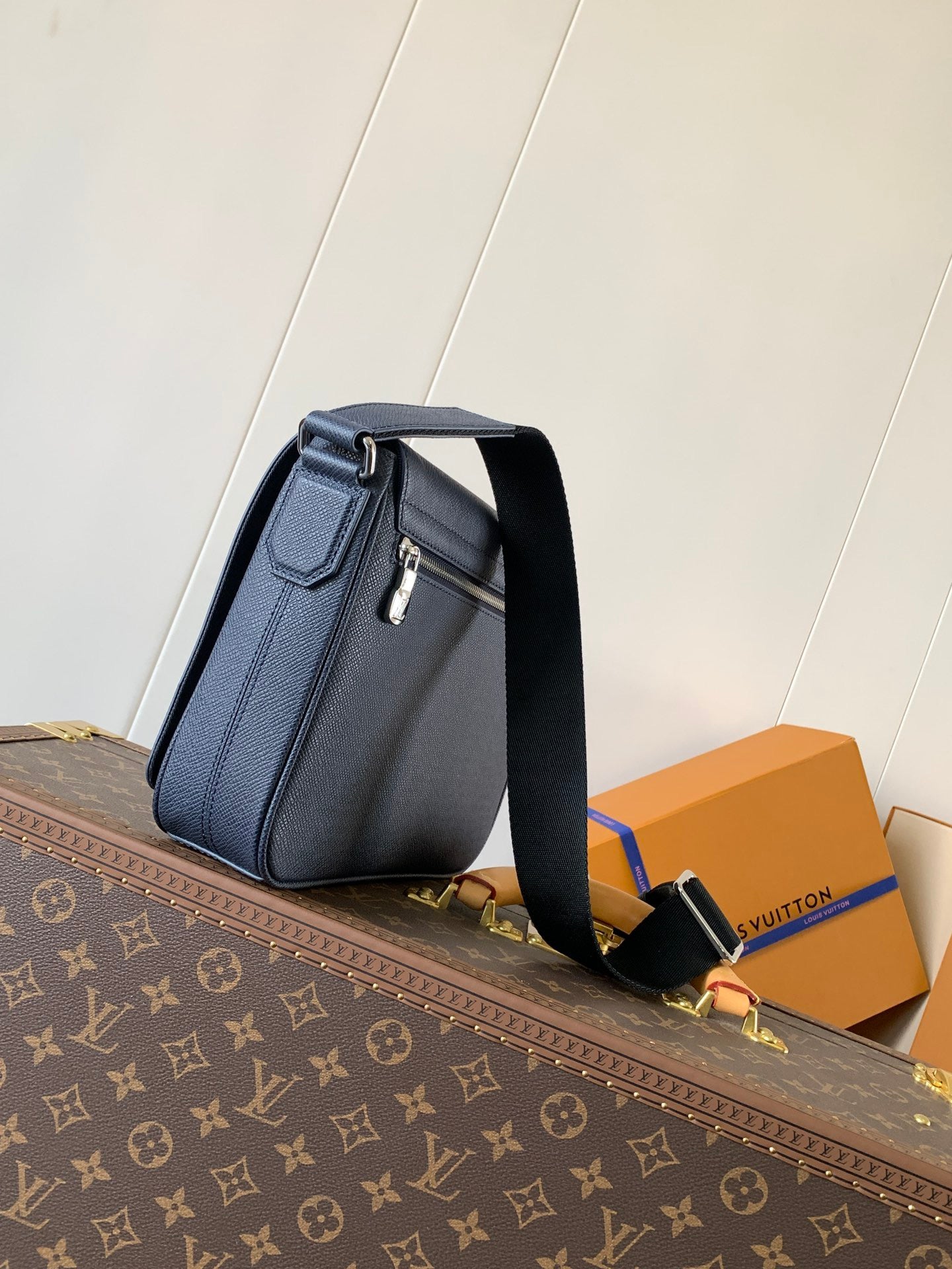 Louis Vuitton Sac Messenger Louis Vuitton Noir en Cuir Taïga avec Logo LV Embossé Noir Mat
