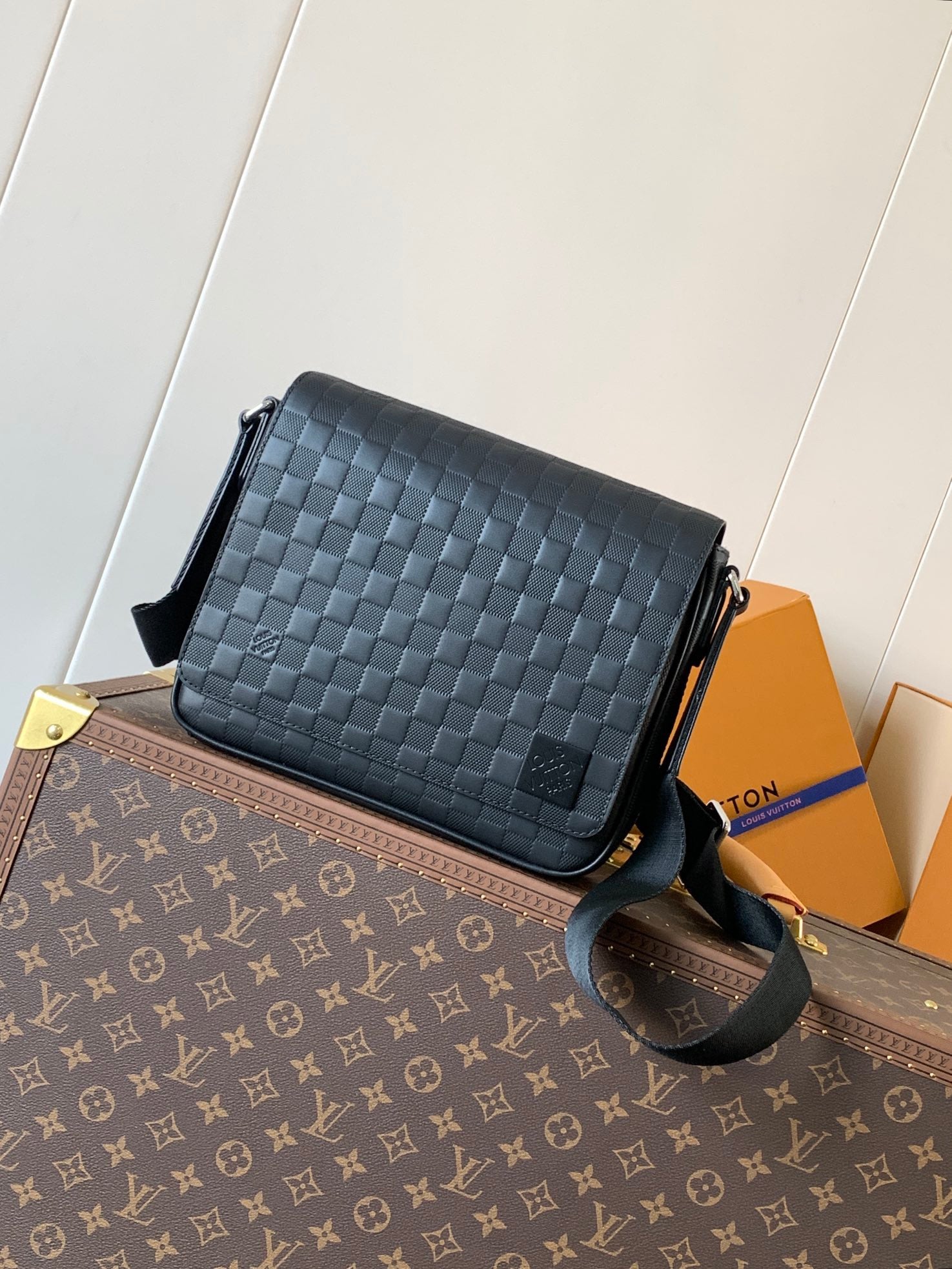 Louis Vuitton Sac Messenger Louis Vuitton Damier Infini Noir en Cuir avec Patch Logo LV Noir Mat