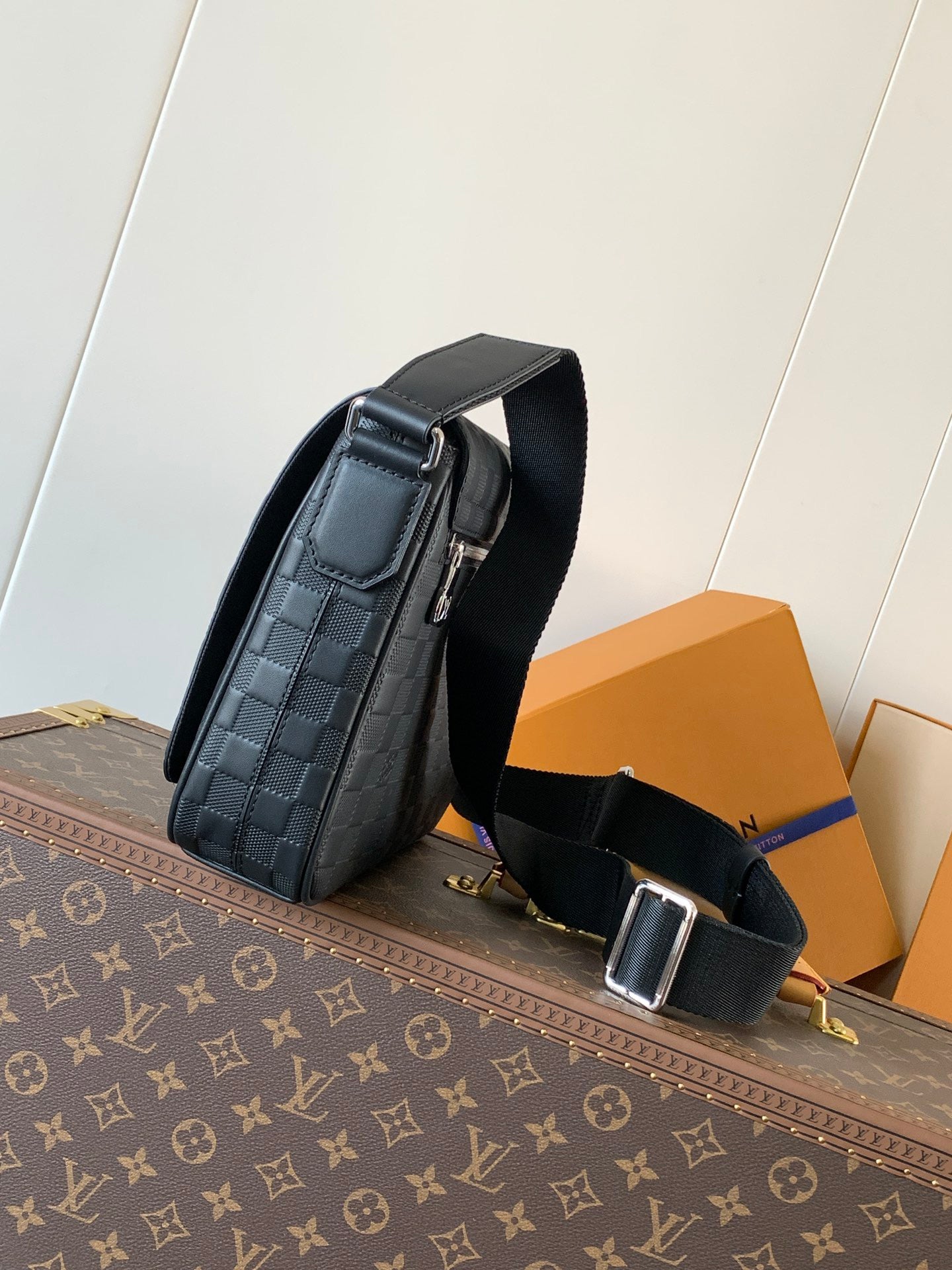 Louis Vuitton Sac Messenger Louis Vuitton Damier Infini Noir en Cuir avec Patch Logo LV Noir Mat