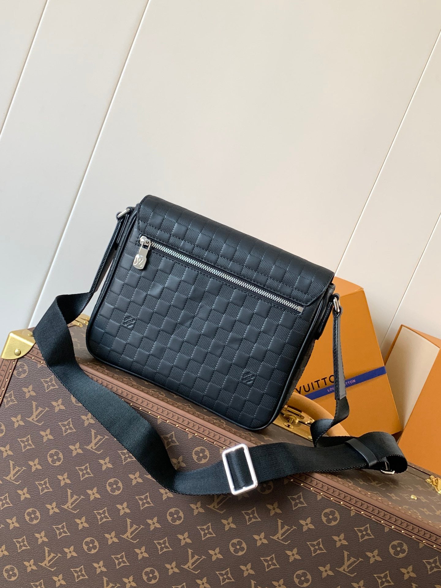 Louis Vuitton Sac Messenger Louis Vuitton Damier Infini Noir en Cuir avec Patch Logo LV Noir Mat