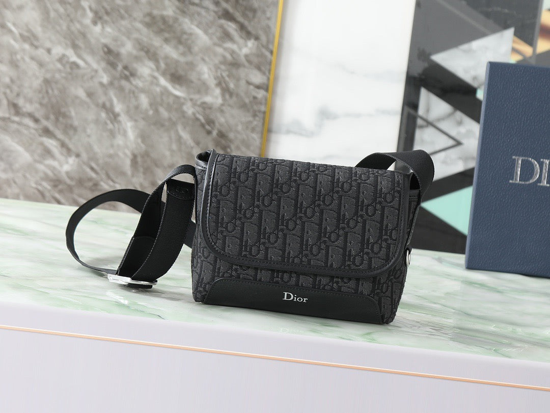 Dior Sac Messenger Dior Oblique Noir à Rabat avec Bande Logo Dior Frontale