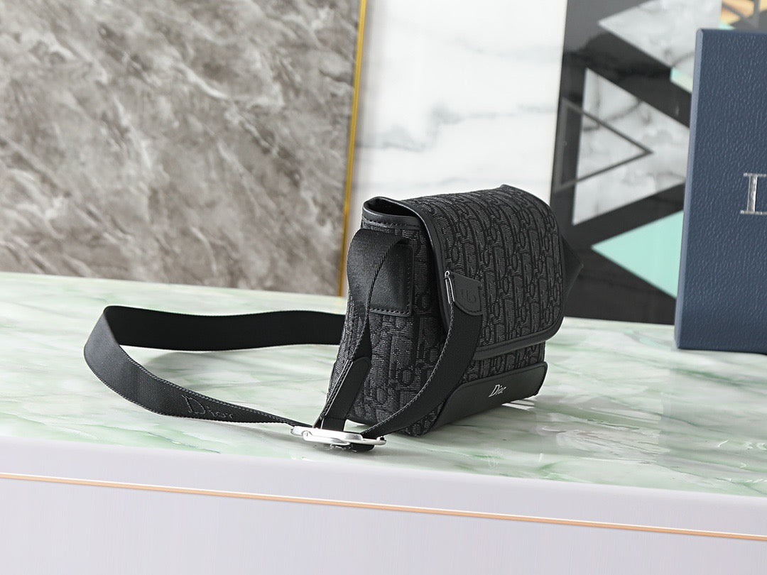 Dior Sac Messenger Dior Oblique Noir à Rabat avec Bande Logo Dior Frontale