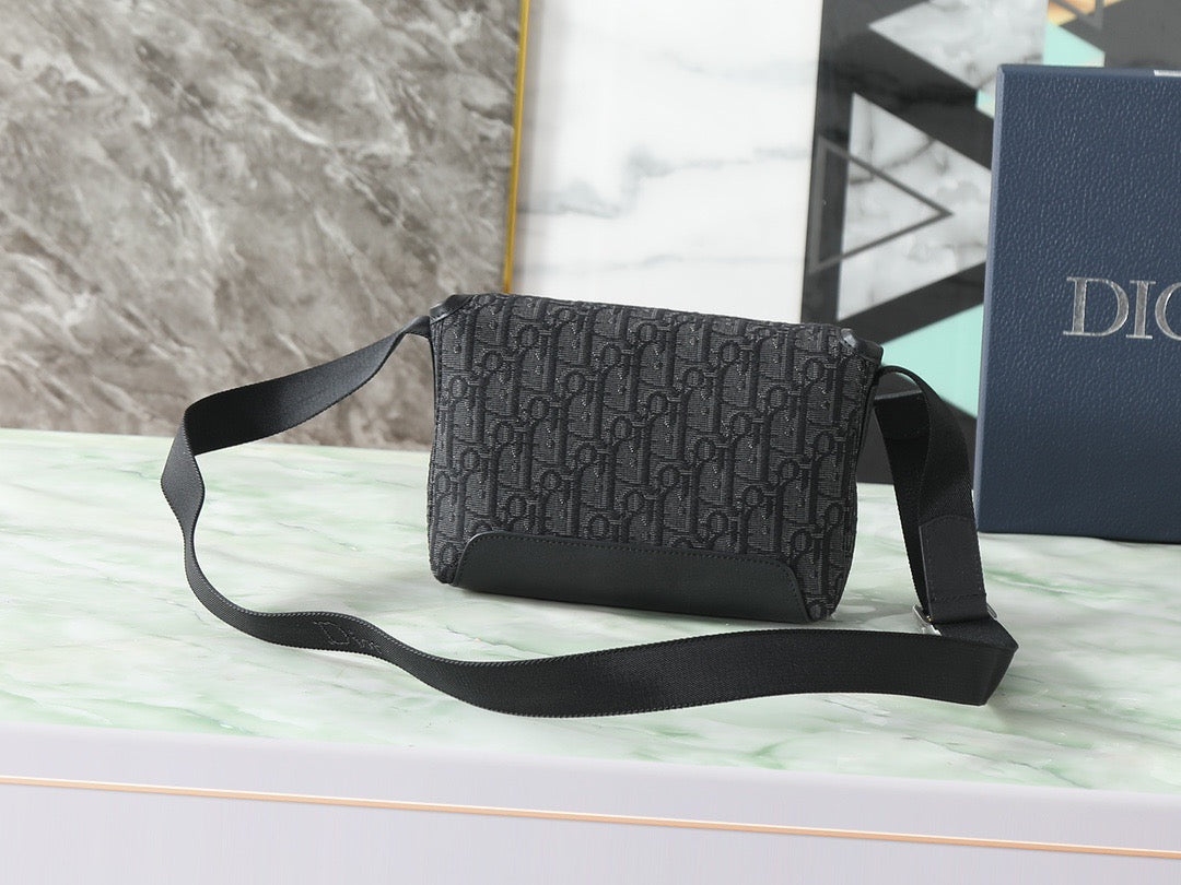 Dior Sac Messenger Dior Oblique Noir à Rabat avec Bande Logo Dior Frontale
