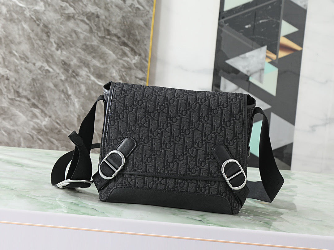 Dior Sac Messenger Dior Oblique Noir avec Double Boucle CD Argentée Frontale