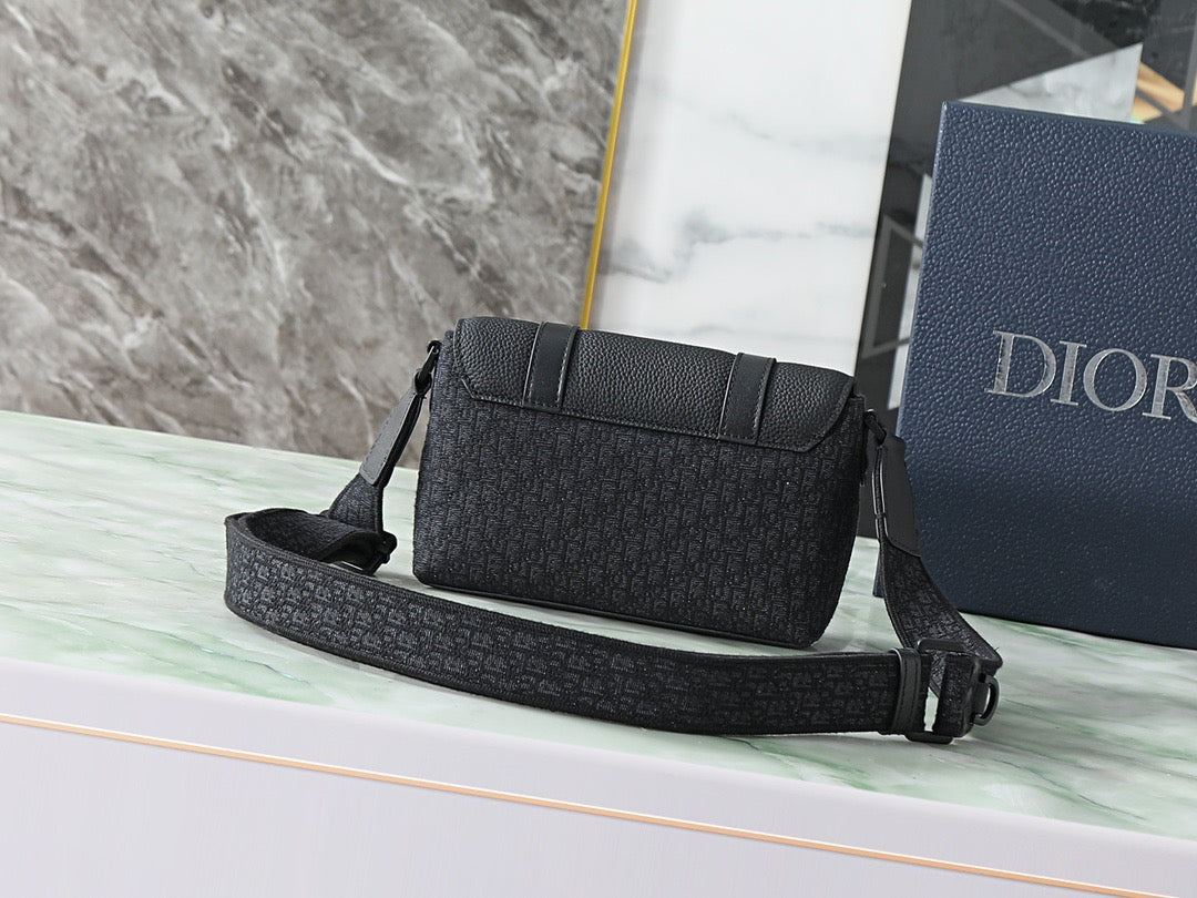 Dior Sac Messenger Dior Oblique Noir avec Double Sangle Boucle Noir Mat