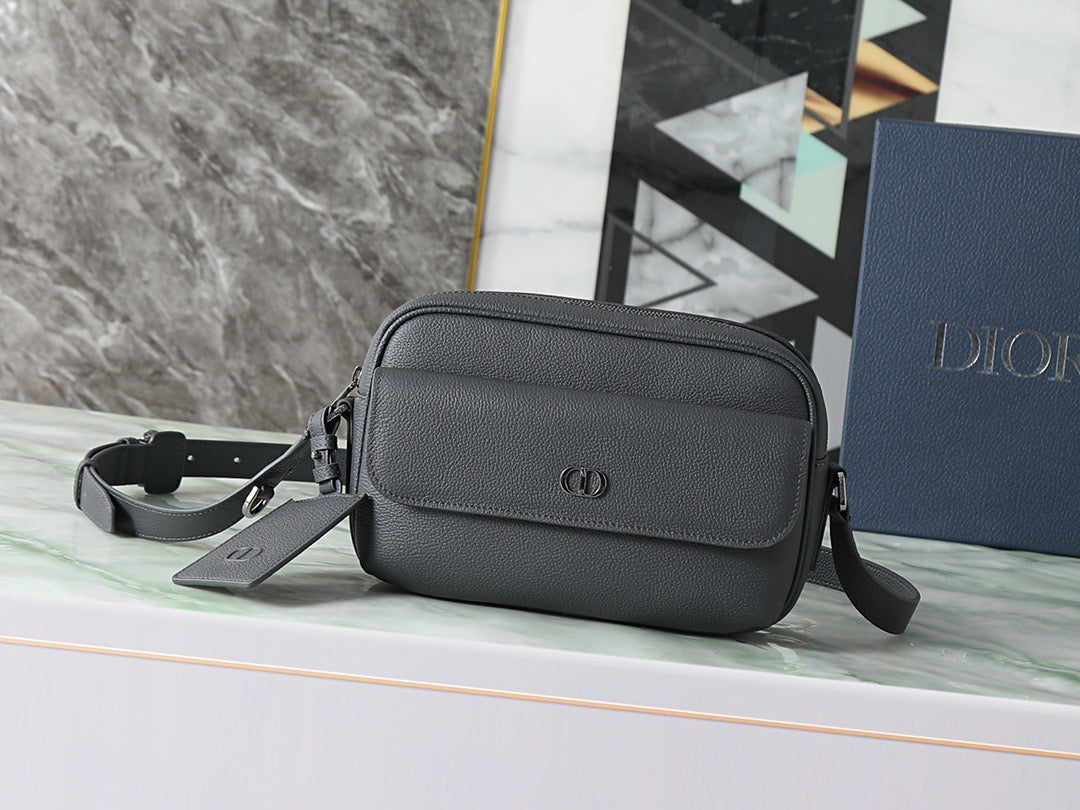 Dior Sac Bandoulière Dior Noir en Cuir Grainé avec Poche Frontale CD Noir Mat