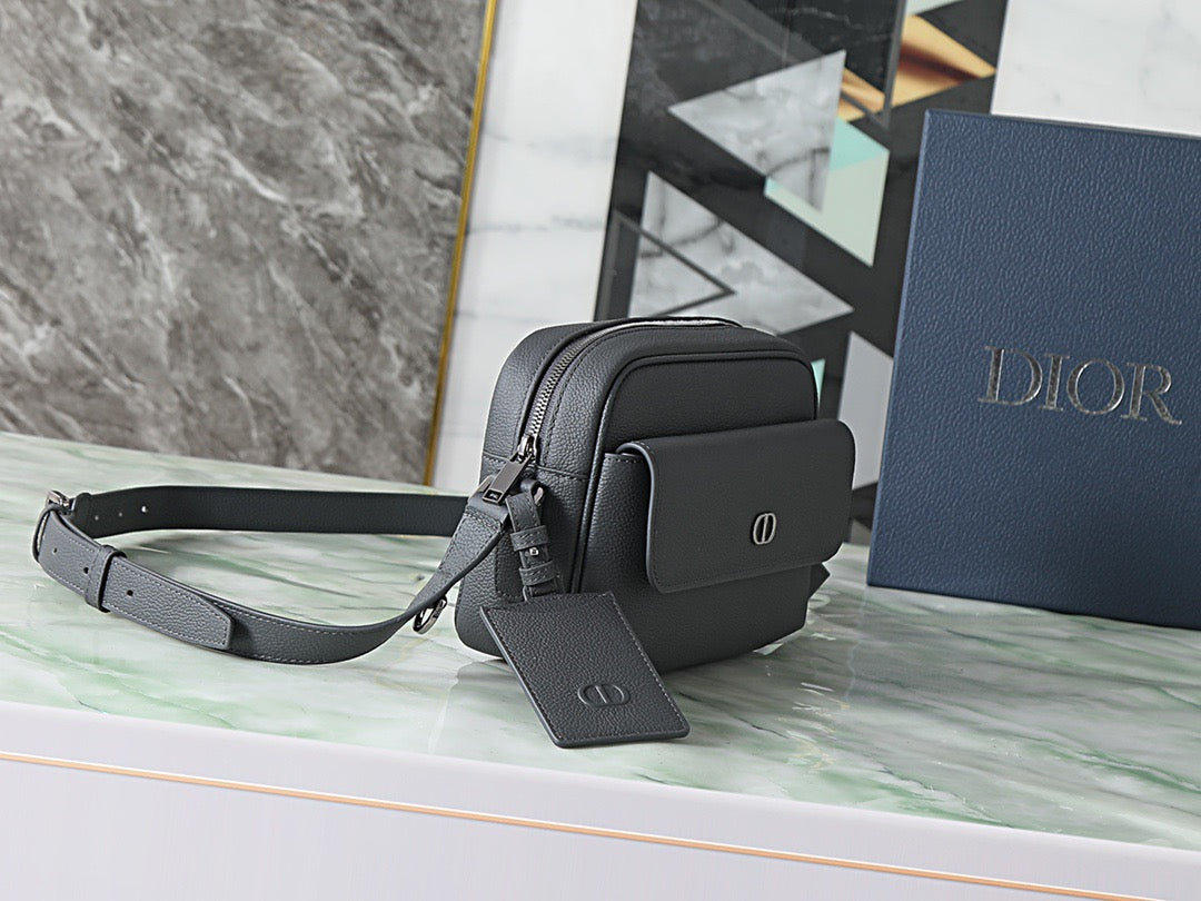 Dior Sac Bandoulière Dior Noir en Cuir Grainé avec Poche Frontale CD Noir Mat