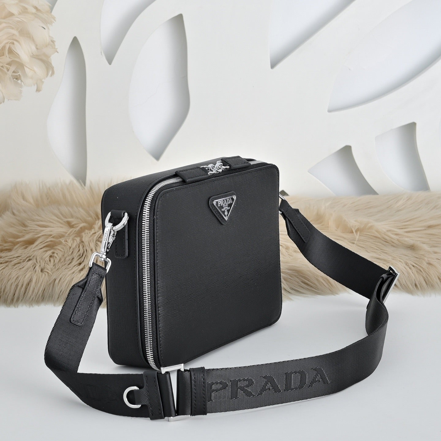Prada Sac Bandoulière Prada Saffiano Noir avec Double Zip Argenté et Logo Triangle Métal