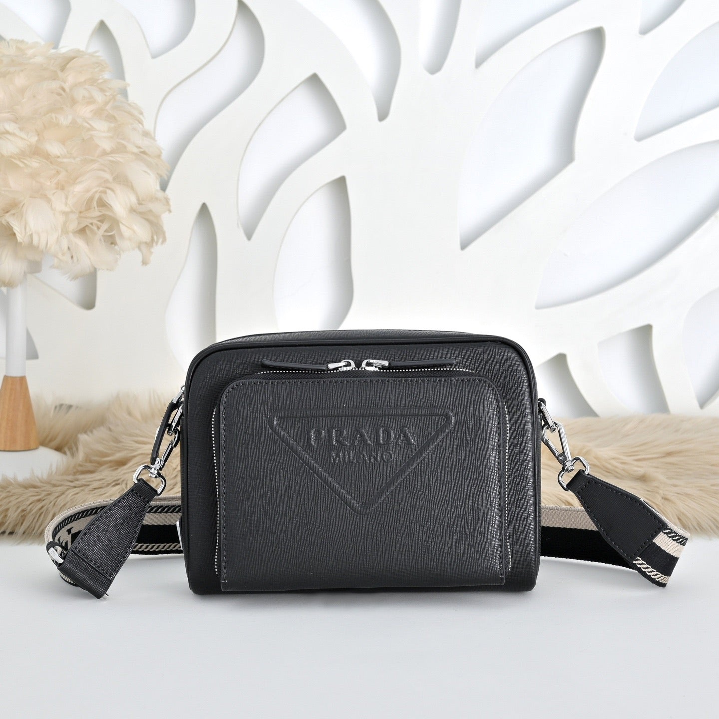 Prada Sac Bandoulière Prada Noir avec Poche Frontale Logo Prada Milano Embossé et Double Zip Argenté