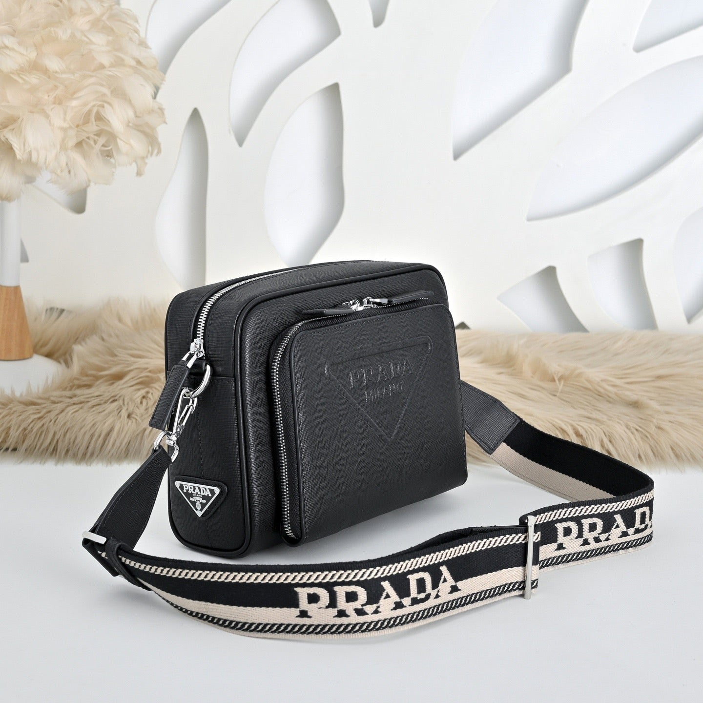 Prada Sac Bandoulière Prada Noir avec Poche Frontale Logo Prada Milano Embossé et Double Zip Argenté