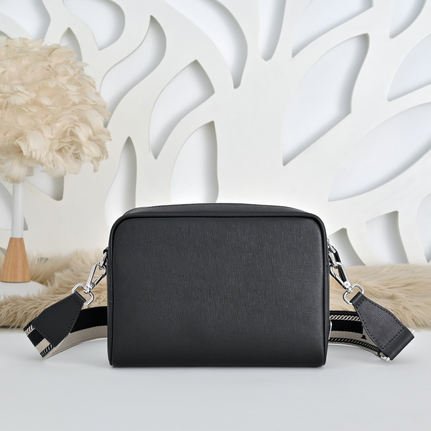 Prada Sac Bandoulière Prada Noir avec Poche Frontale Logo Prada Milano Embossé et Double Zip Argenté