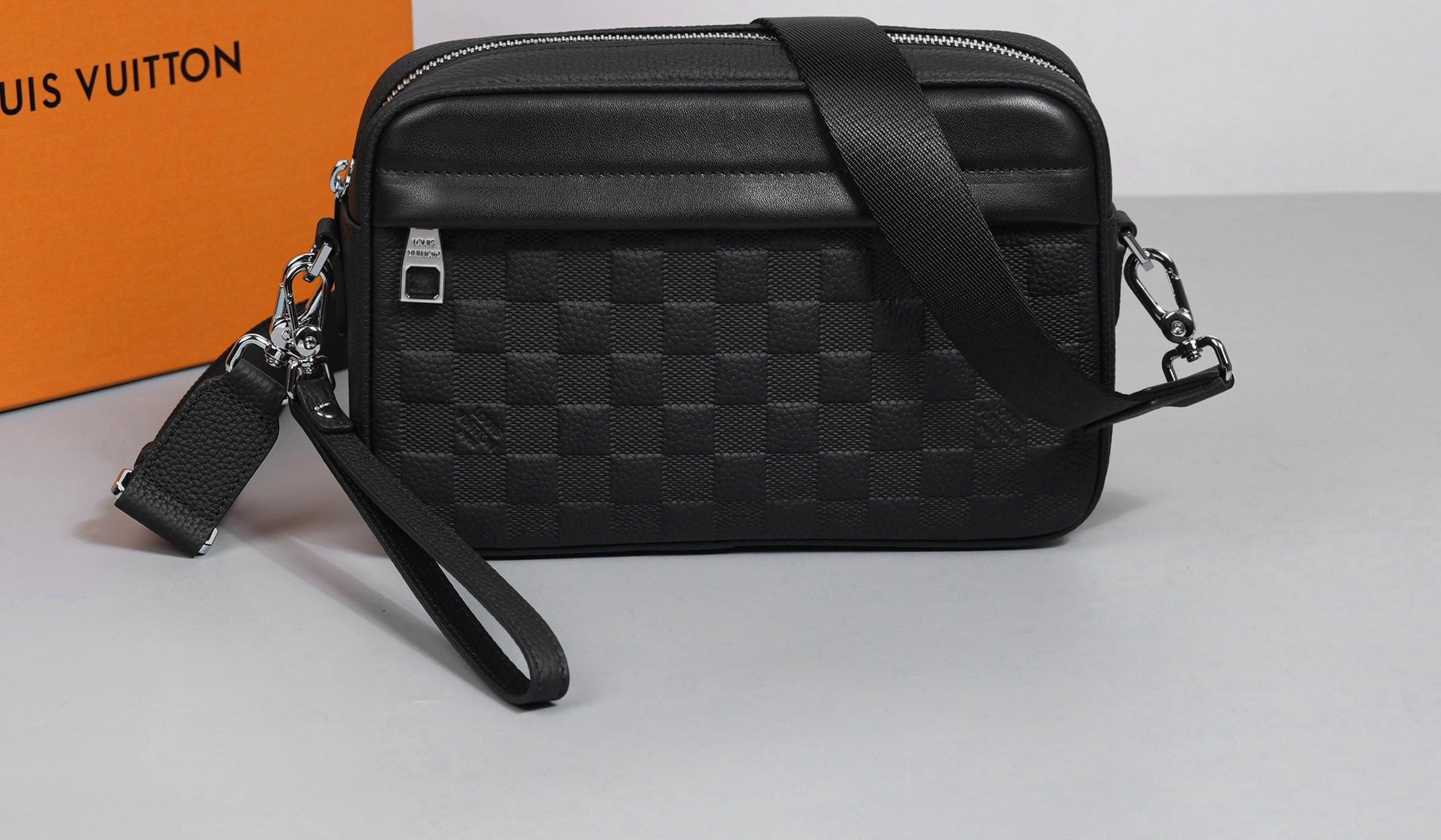 Louis Vuitton Sac Bandoulière Louis Vuitton Damier Noir avec Dragonne et Fermeture Zip Argentée