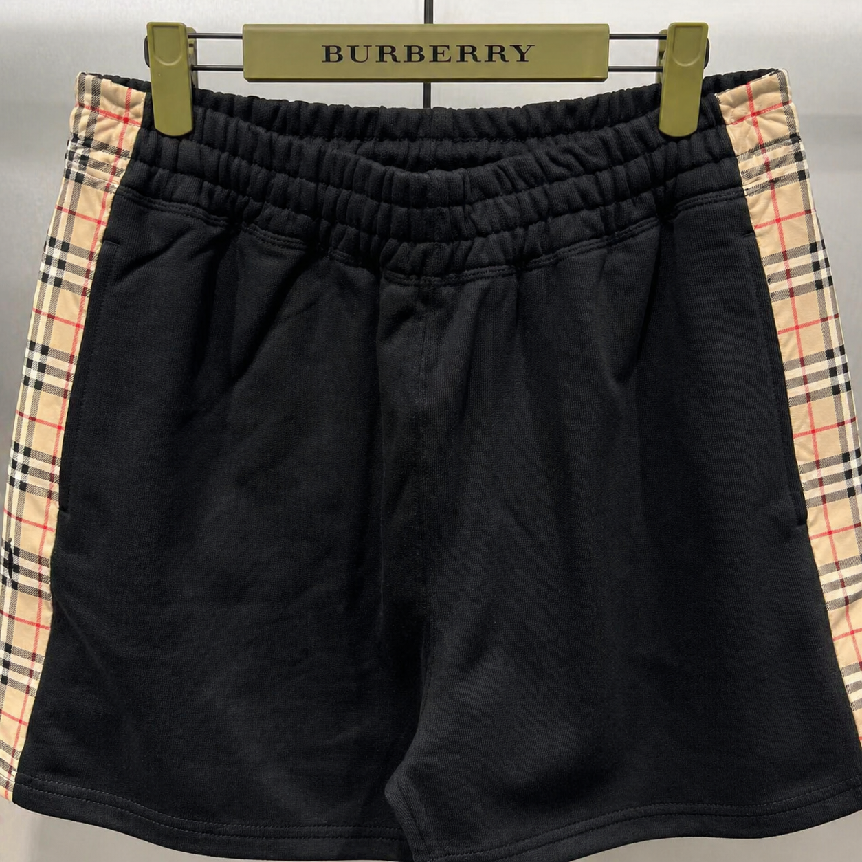 Short Burberry – Confort Urbain & Signature Iconique