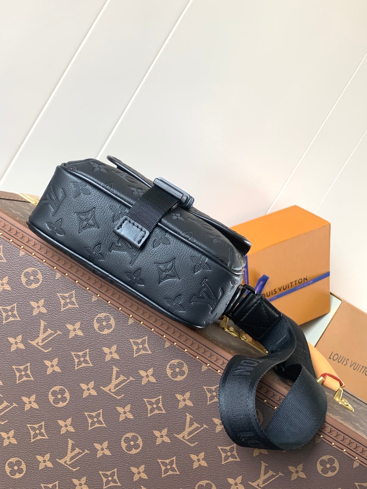 Louis Vuitton Steamer Wearable Wallet en Monogram Shadow Leather Black